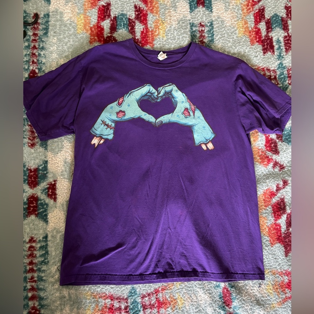 Zombie heart hands t-shirt size large